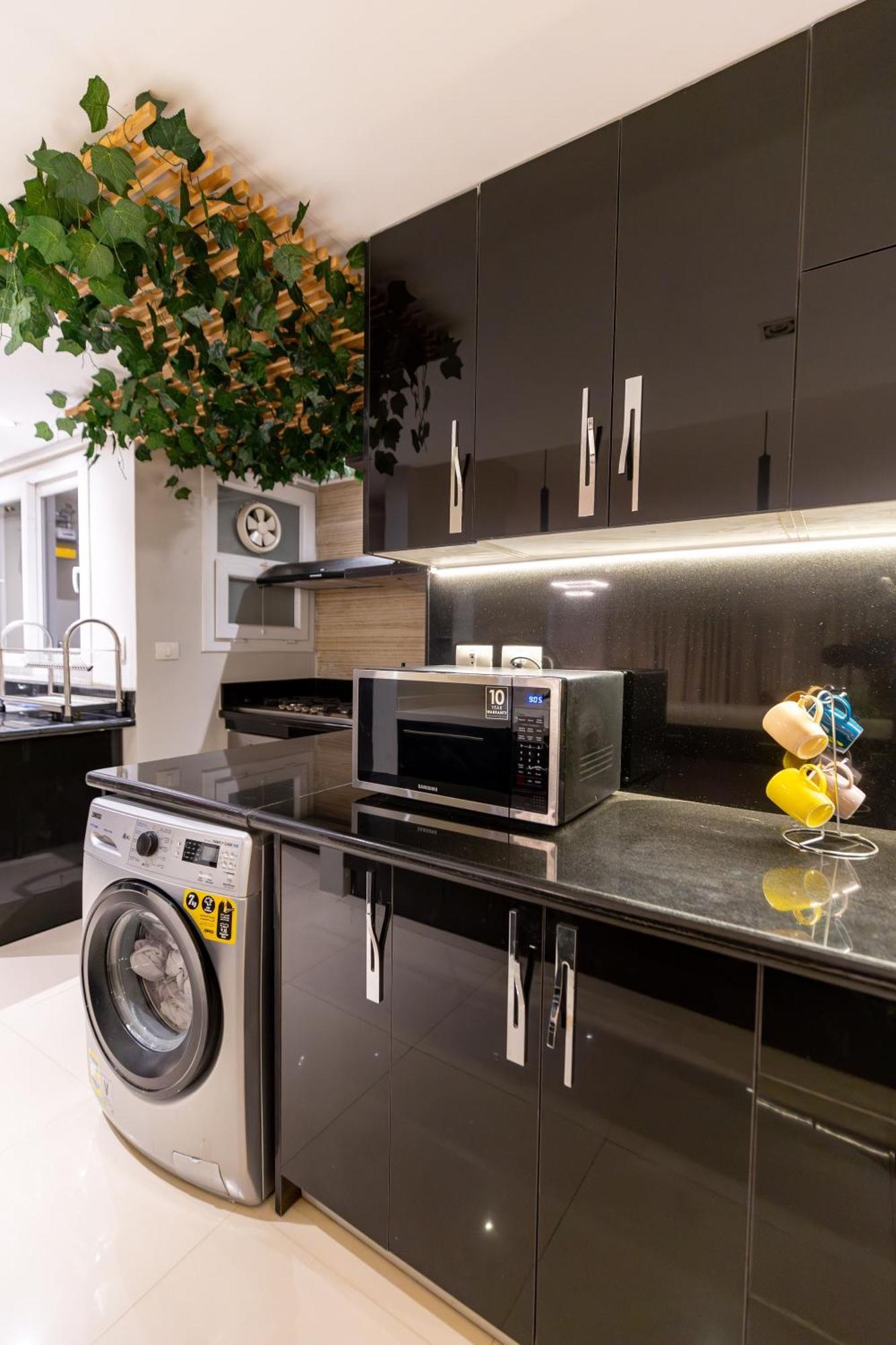 Luxury 3br Pool View Near Airport! Appartamento *