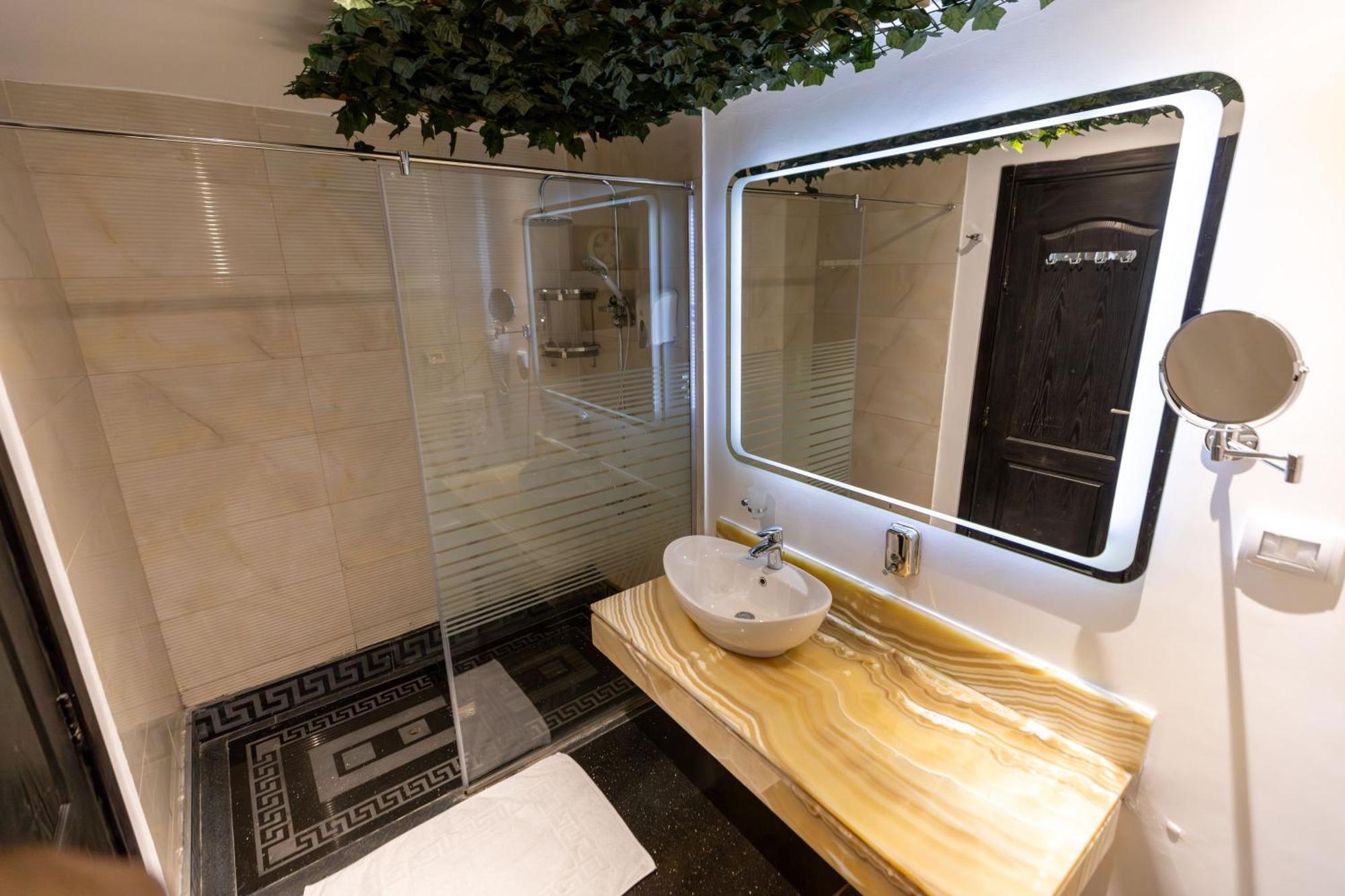 Apartment Luxury 3br Pool View Near Airport! *