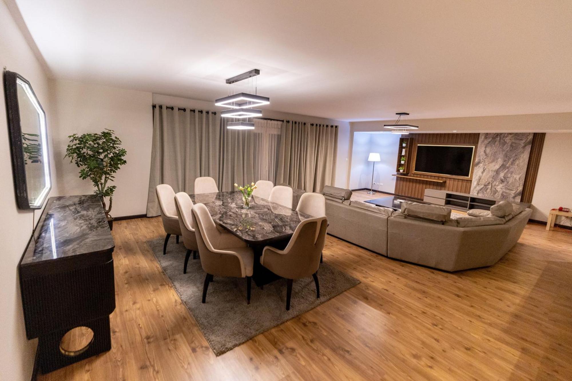 Luxury 3br Pool View Near Airport! Apartment