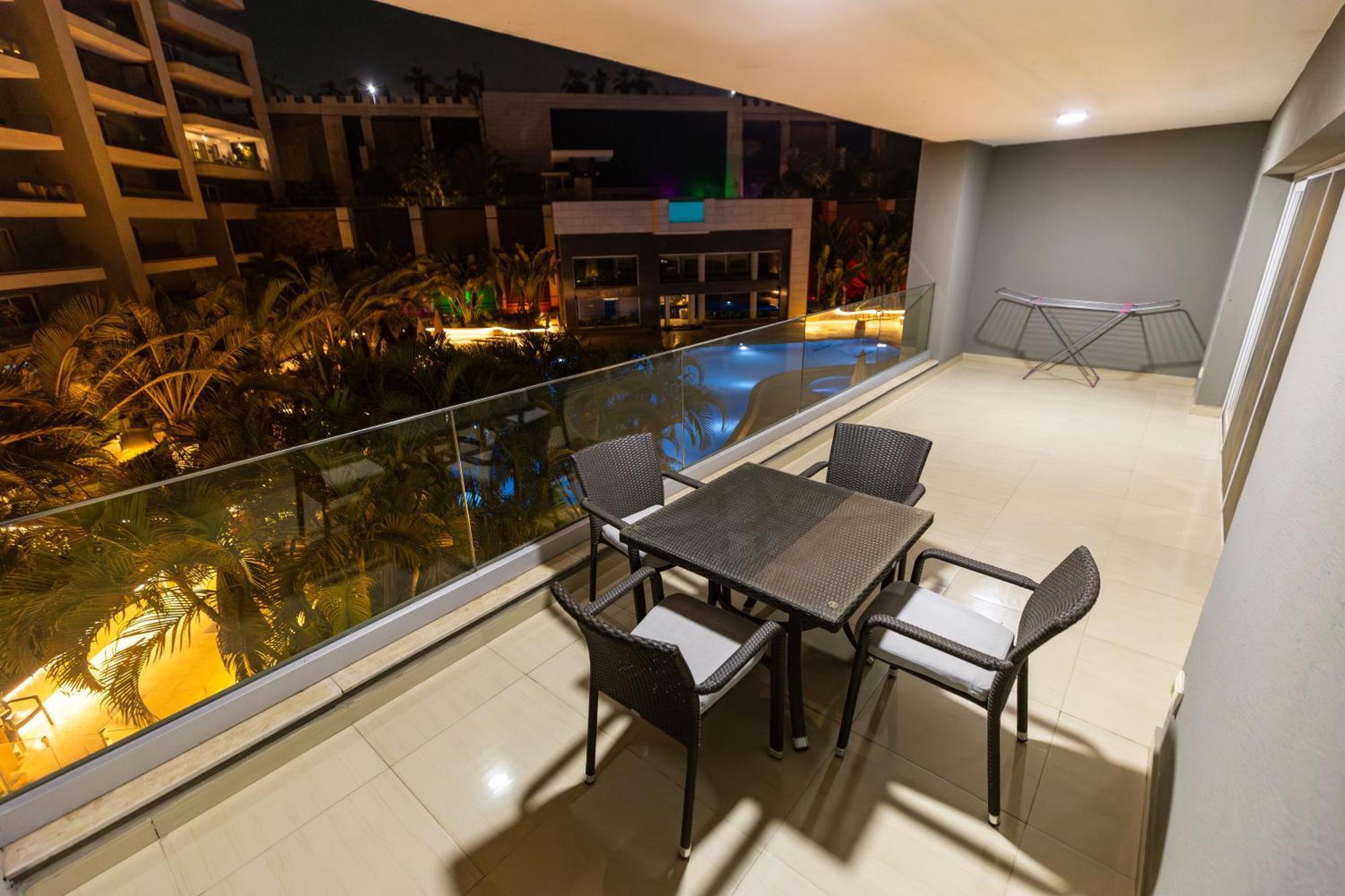 Apartment Luxury 3br Pool View Near Airport! *