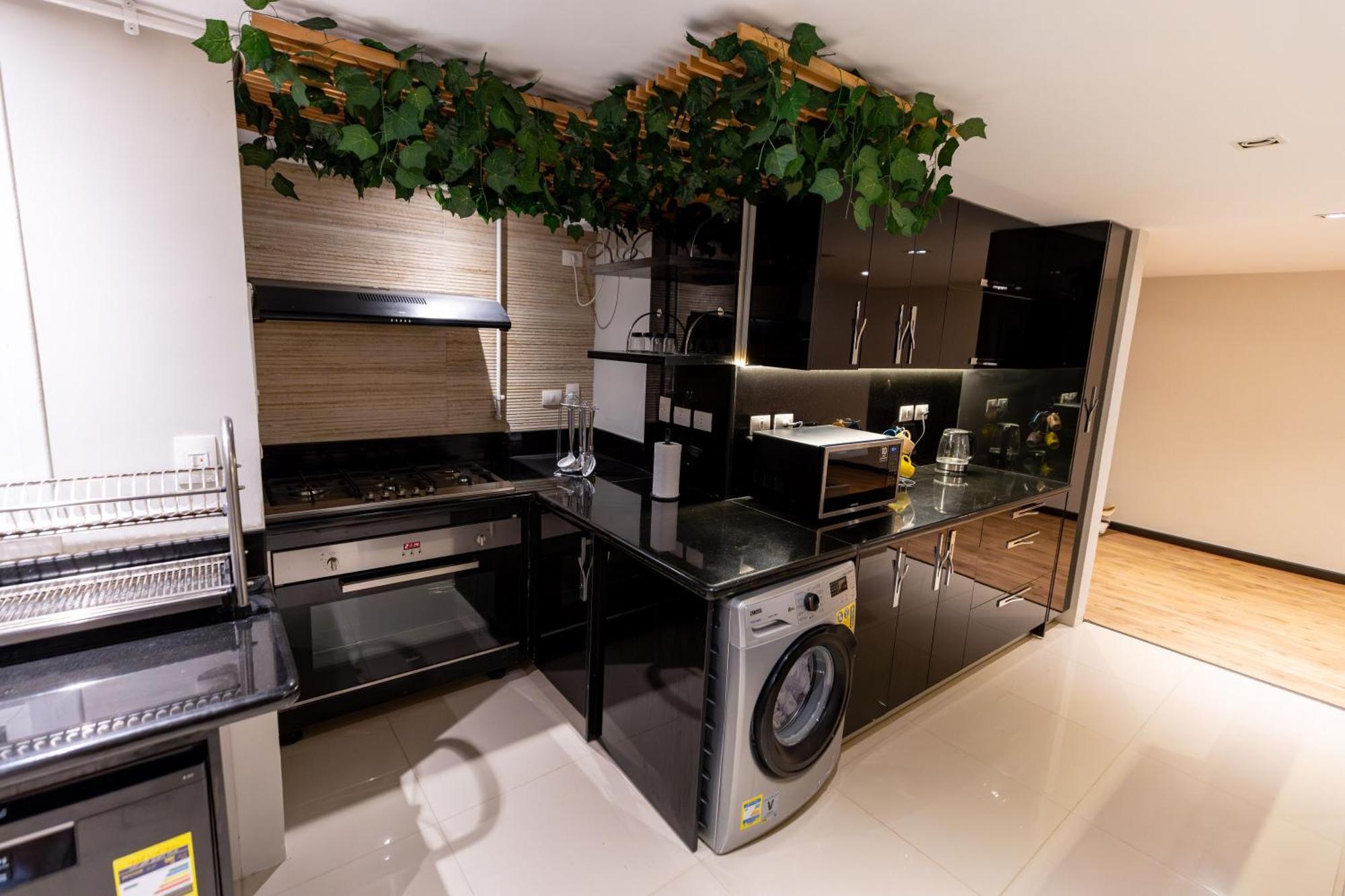 Luxury 3br Pool View Near Airport! Apartment